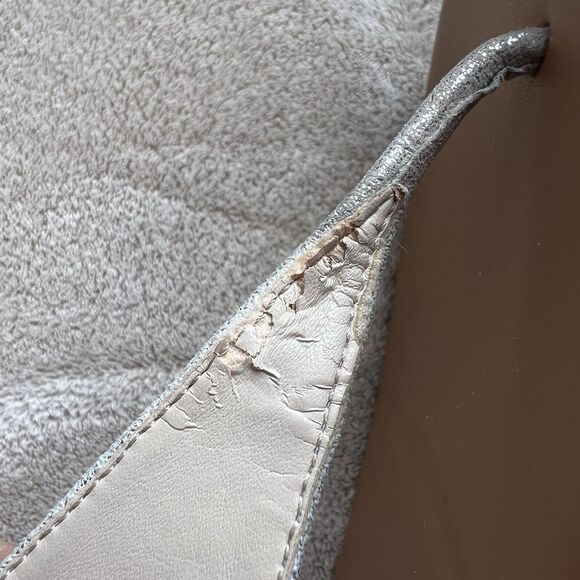 Cole Haan Findra Metallic Silver Vegan Leather Thong Flat Sandals Women 9 B Bow - Picture 10 of 13